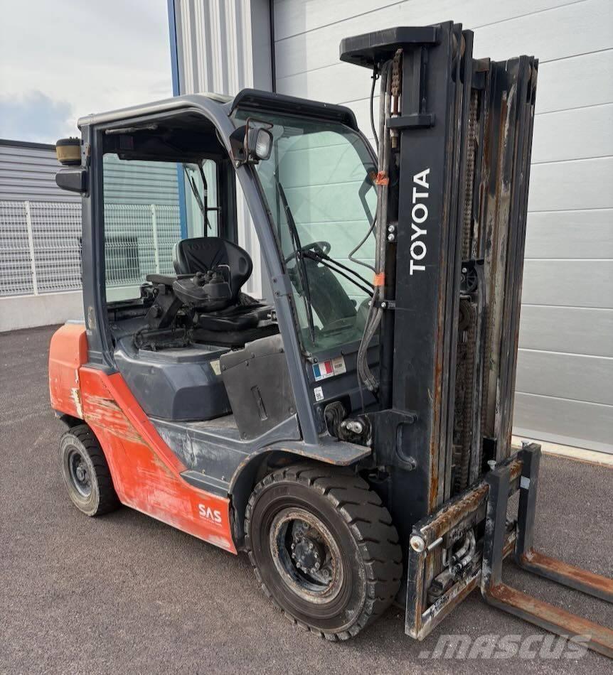 Toyota 8 FDF 25 شاحنات الديزل