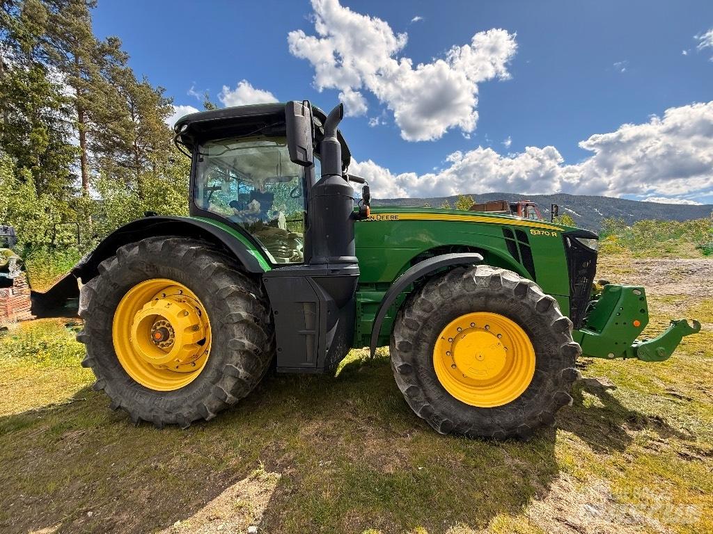 John Deere 8370 R الجرارات