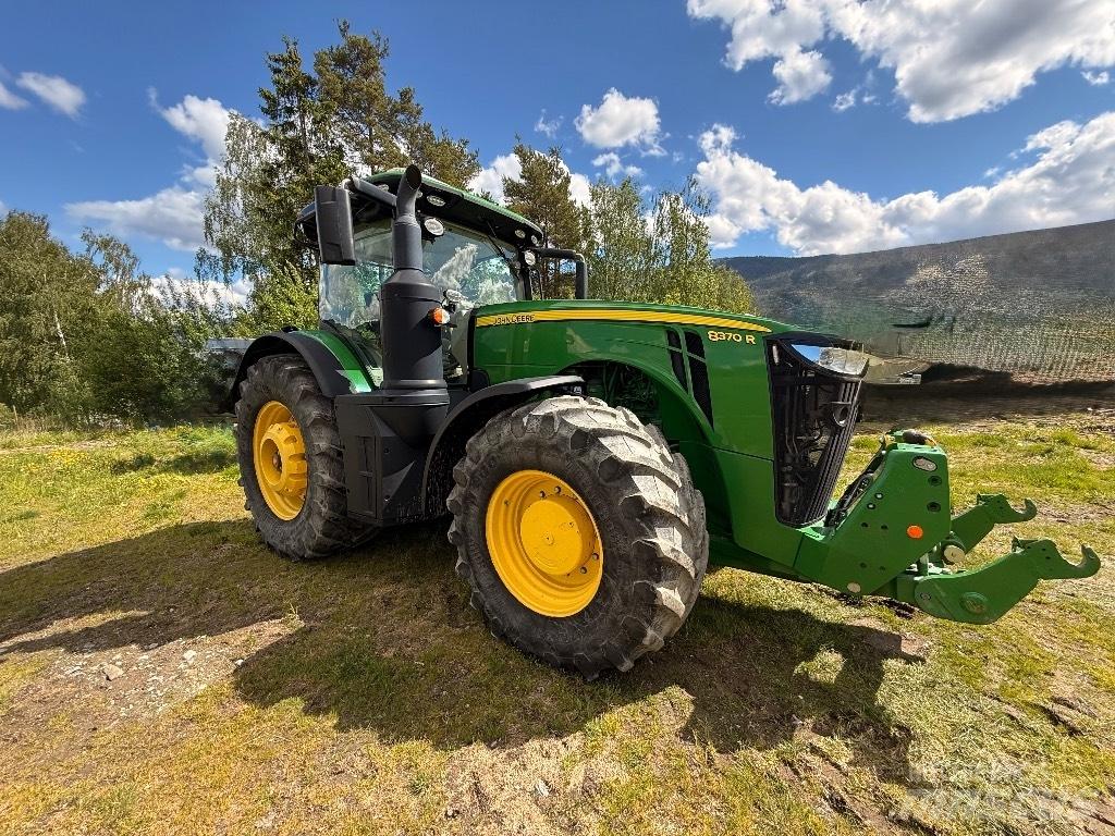 John Deere 8370 R الجرارات