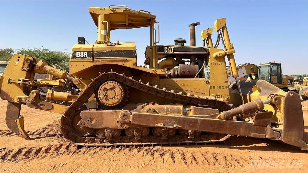 CAT D8R بلدوزرات مجنزرة