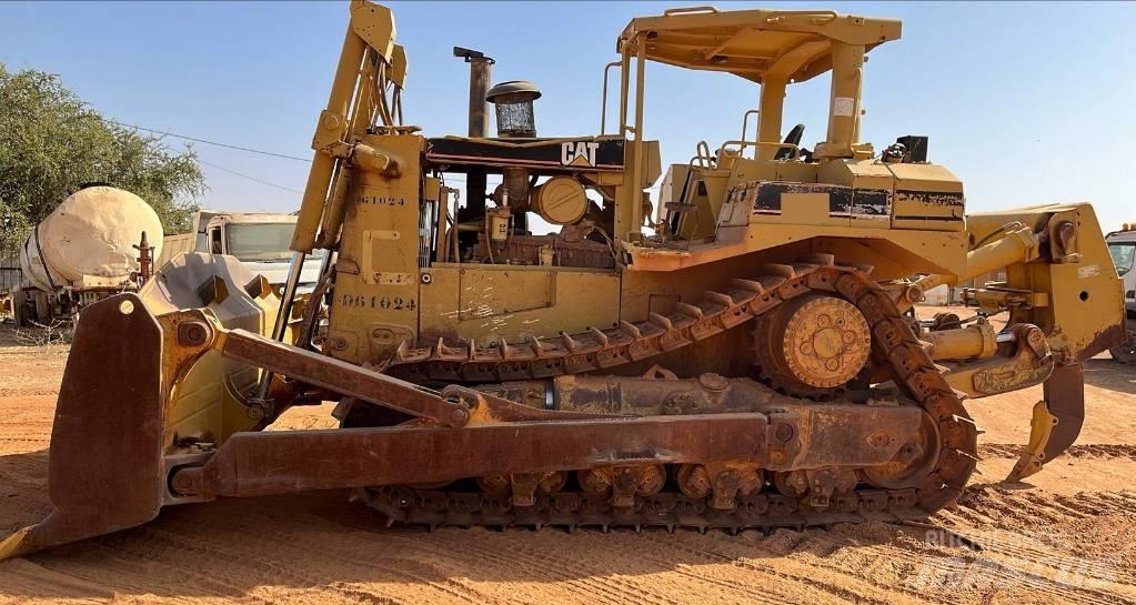 CAT D8R بلدوزرات مجنزرة