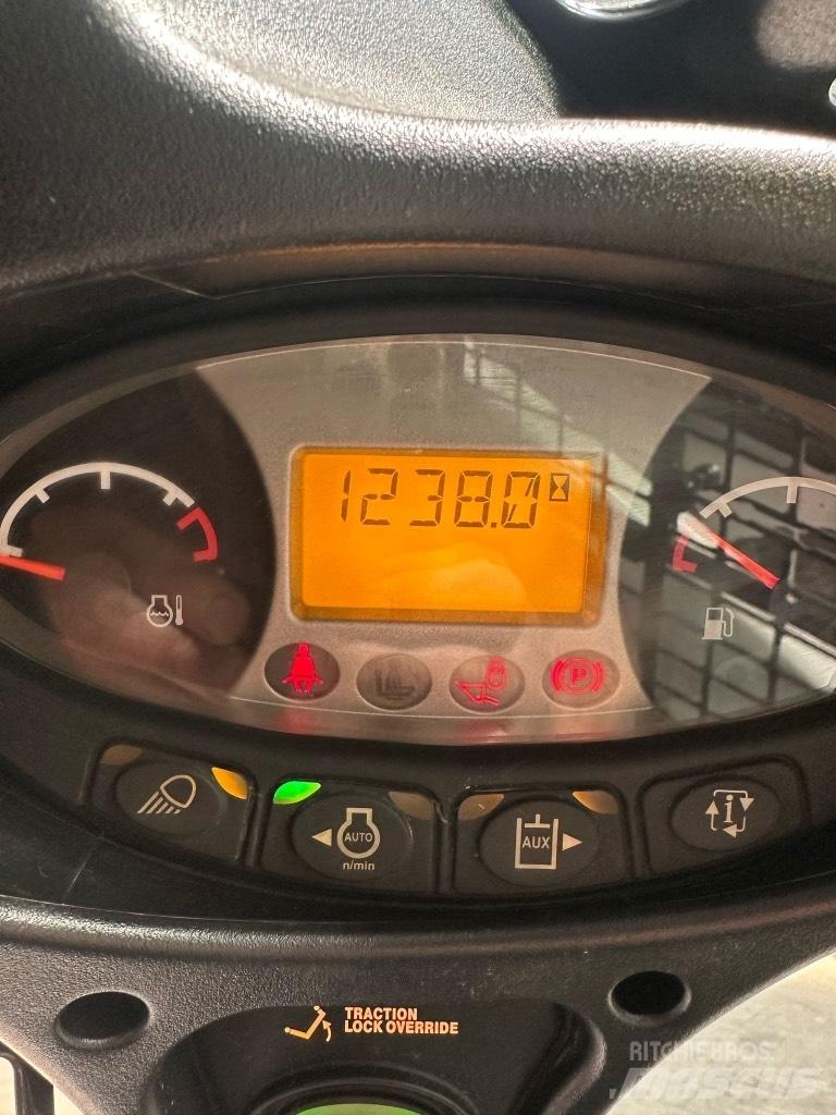 Bobcat T 590 لوادر انزلاقية التوجيه