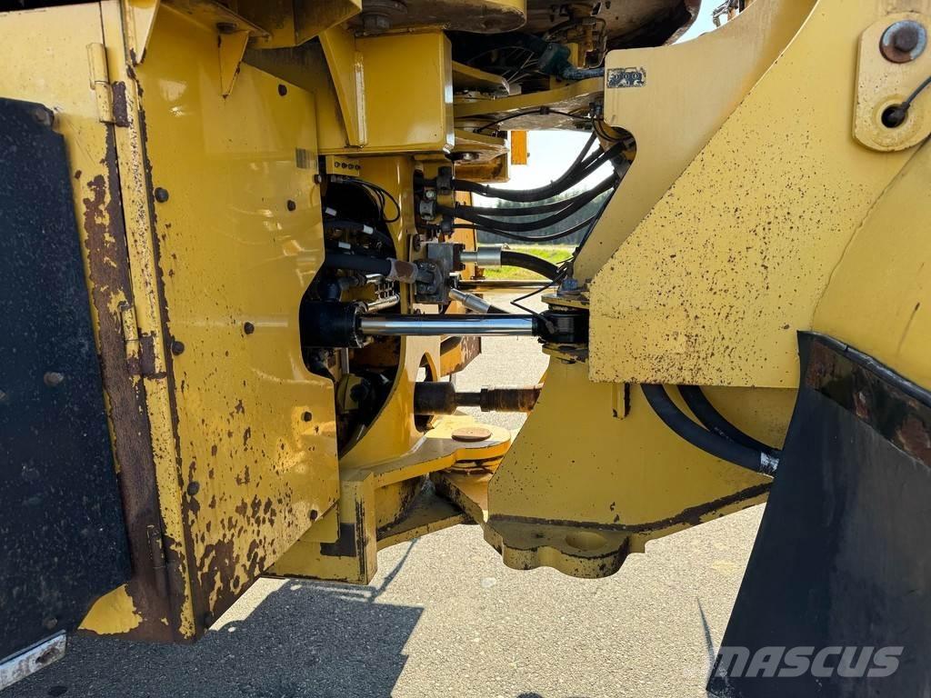 CAT 972M لوادر بعجل
