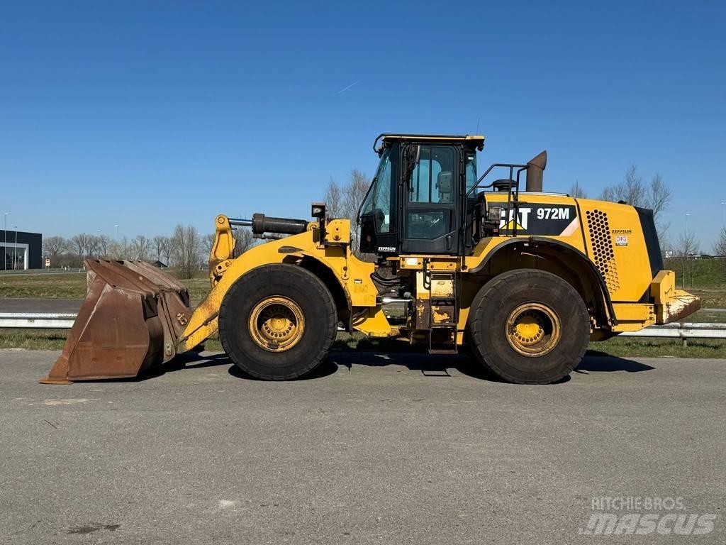 CAT 972M لوادر بعجل