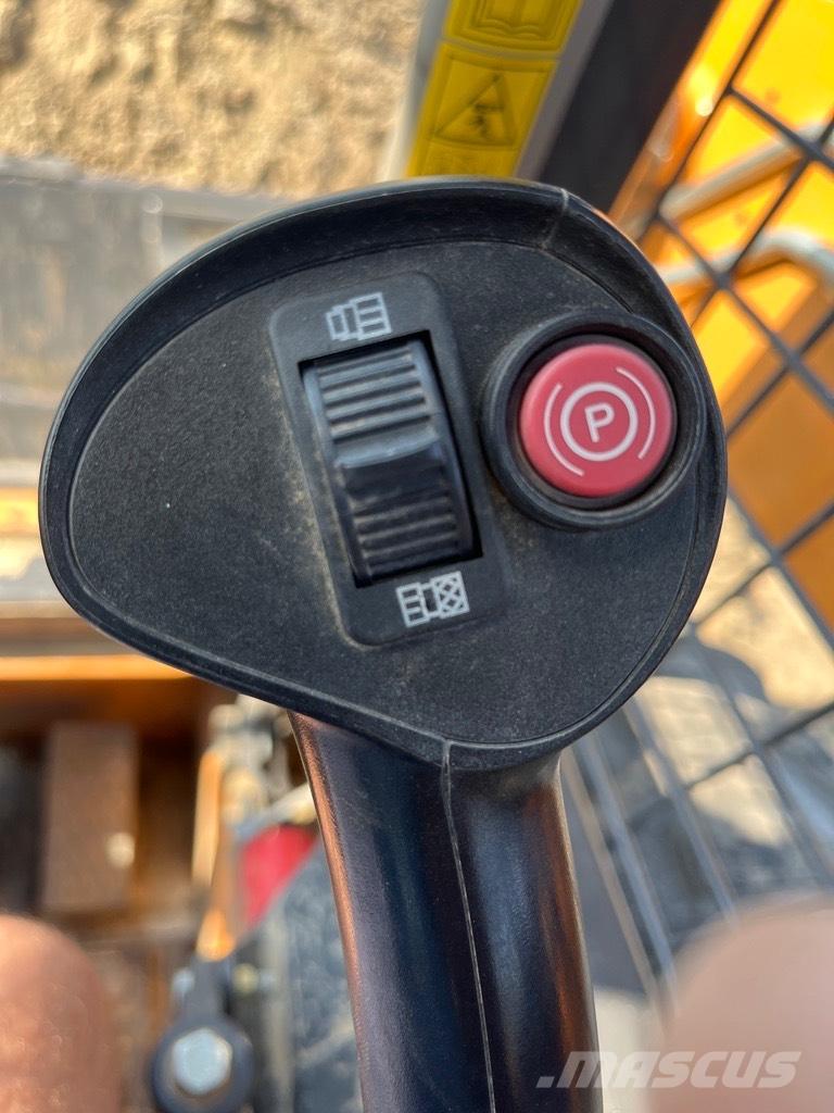 CASE SR 130 لوادر انزلاقية التوجيه