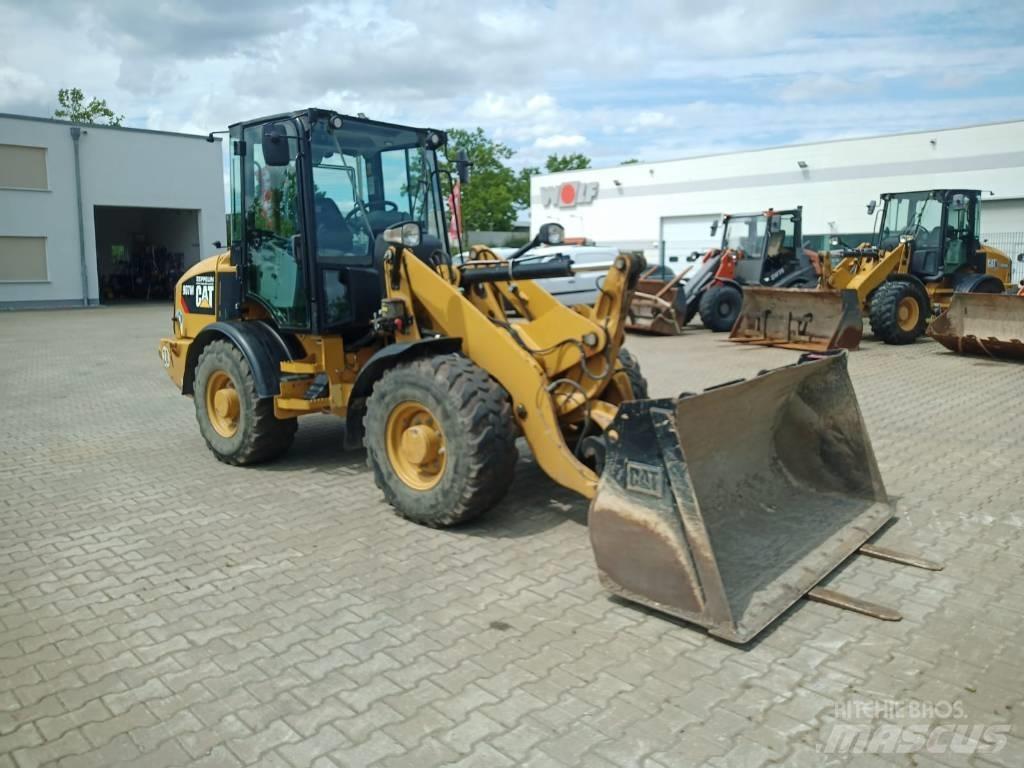 CAT 907 M لوادر بعجل