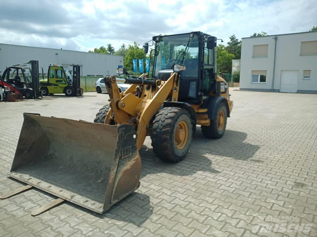 CAT 907 M لوادر بعجل