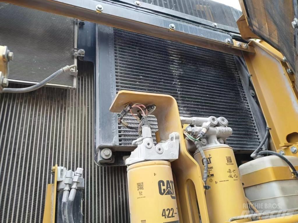 CAT 340 D L حفارات زحافة