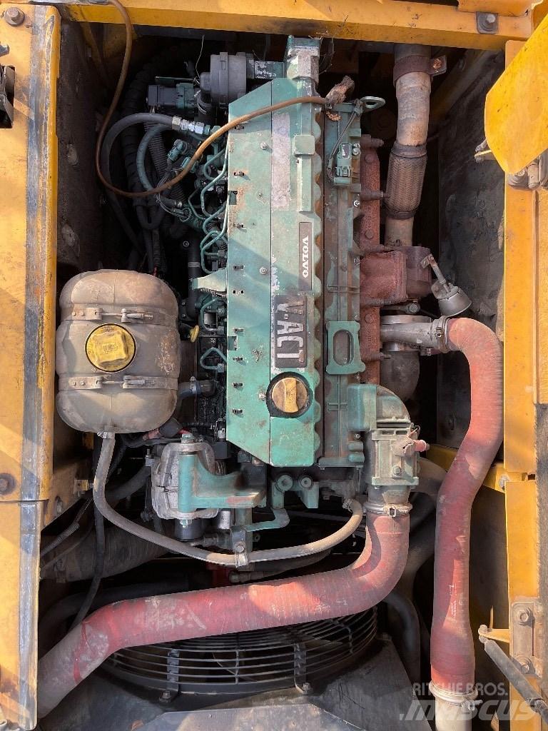 Volvo EC 210 C L حفارات زحافة