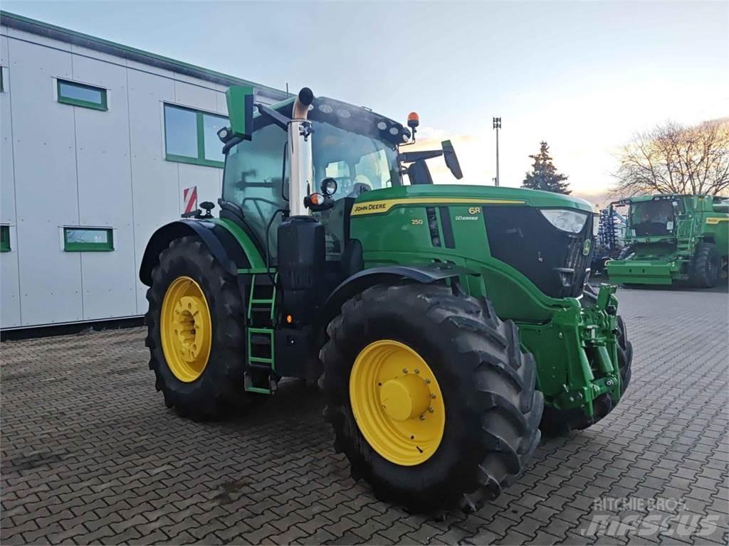John Deere 6R 250 الجرارات
