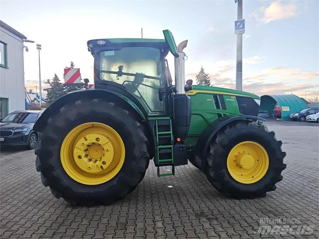 John Deere 6R 250 الجرارات