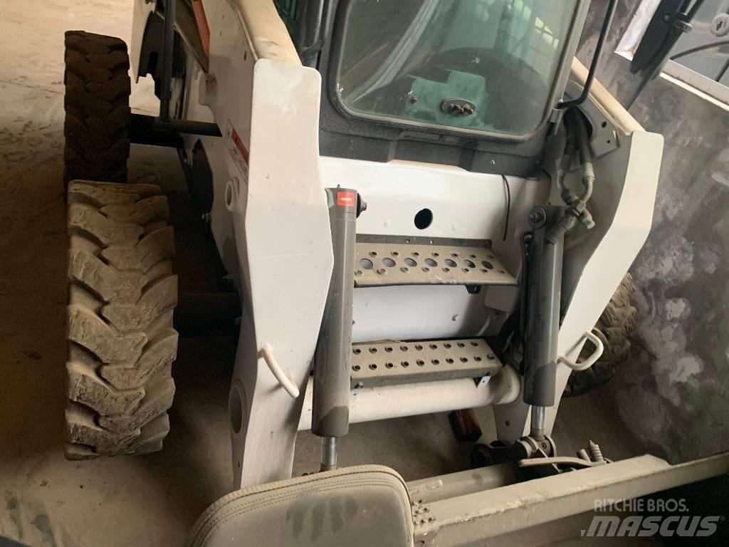 Bobcat S 300 لوادر انزلاقية التوجيه