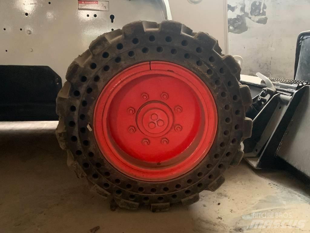 Bobcat S 300 لوادر انزلاقية التوجيه