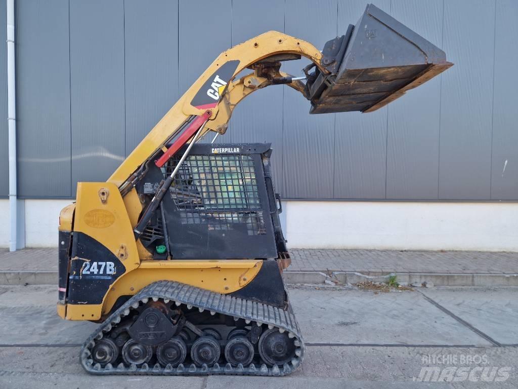 CAT 247 B لوادر انزلاقية التوجيه