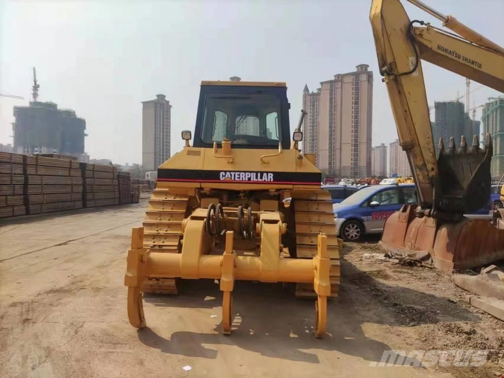 CAT D 6 M بلدوزرات مجنزرة