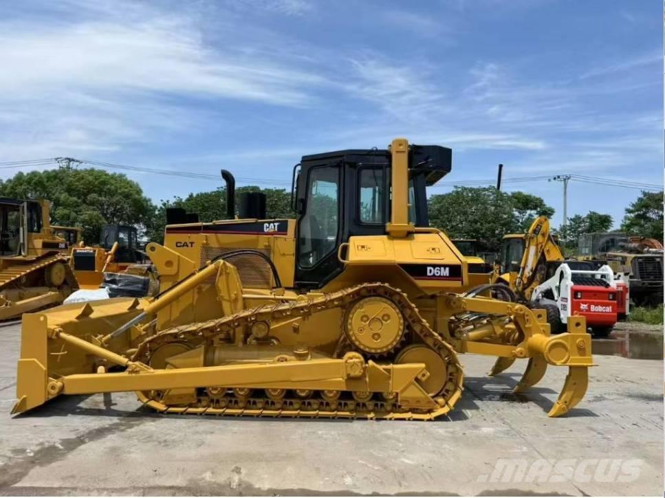 CAT D 6 M بلدوزرات مجنزرة