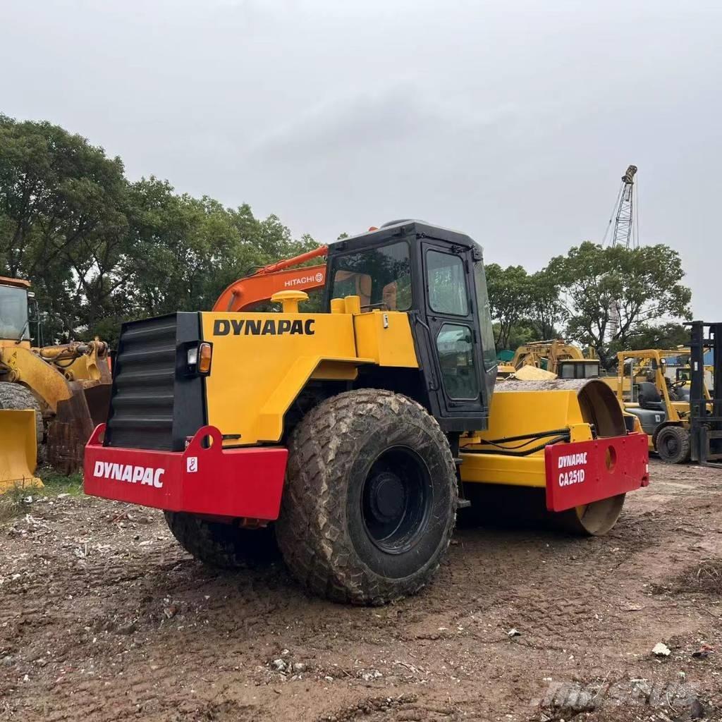 Dynapac CA 251 مداحل أحادية الأسطوانة