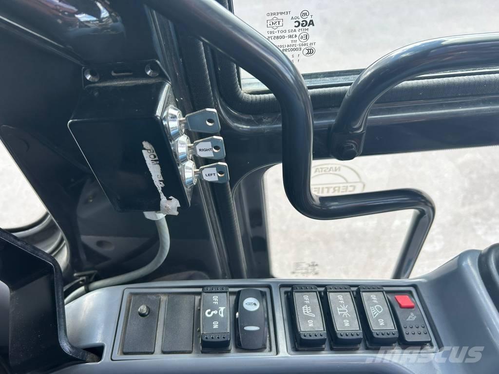 Hitachi ZX 300 LC-6 حفارات زحافة