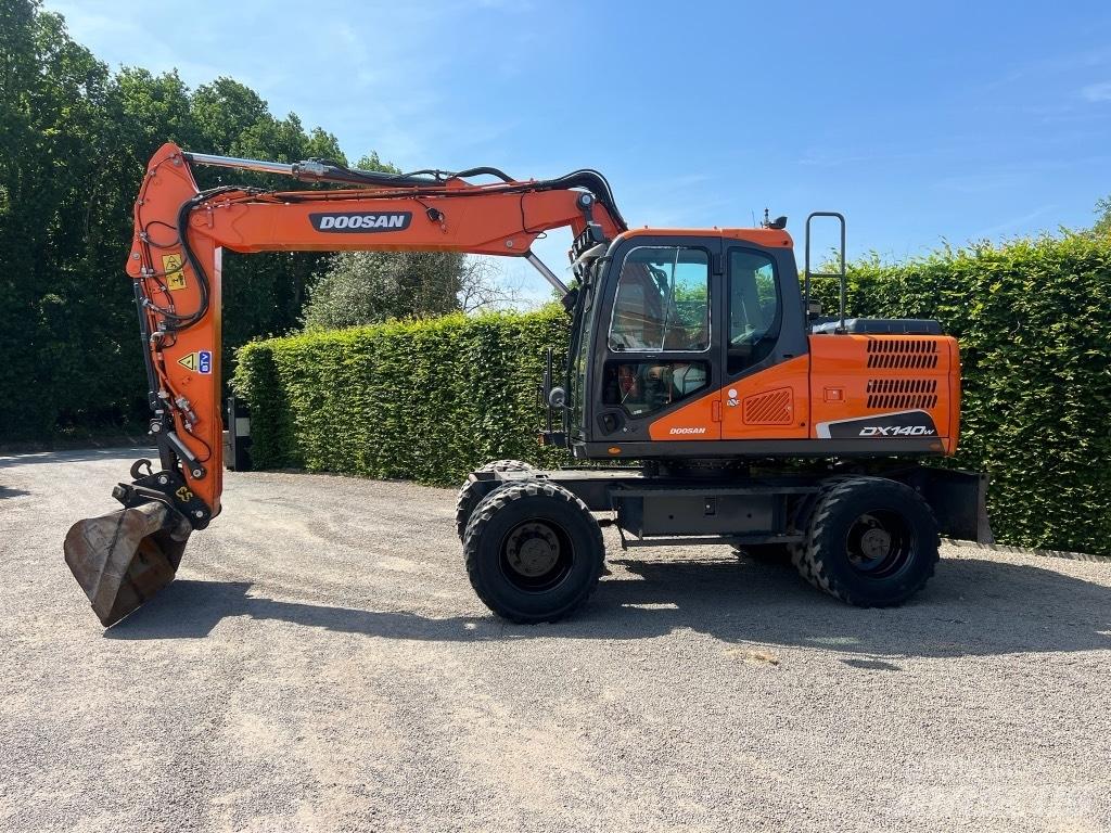 Doosan DX 140 W-5 حفارات بعجل