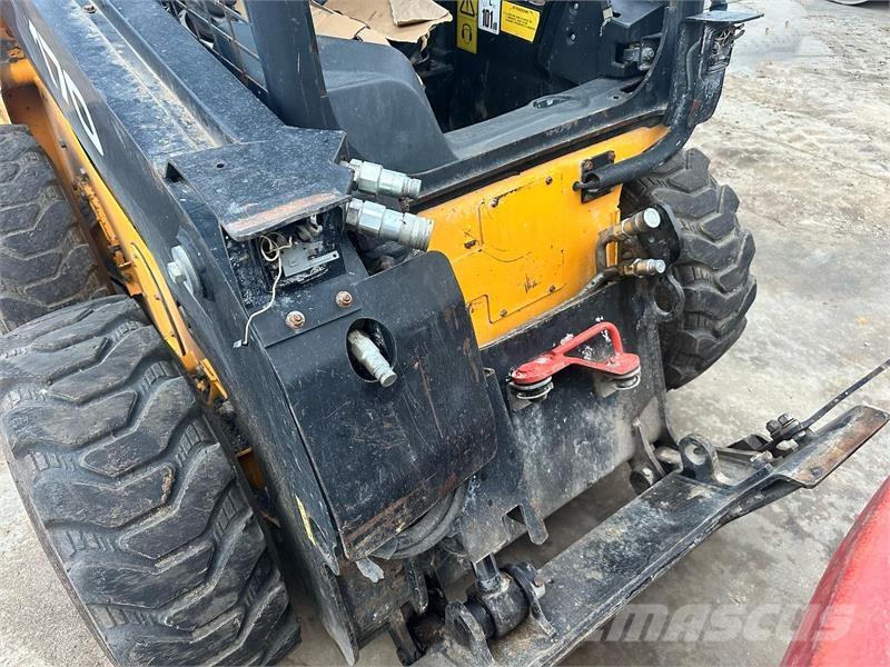 JCB 170HF لوادر انزلاقية التوجيه