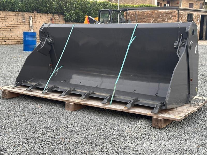 New Holland 220 دلاء