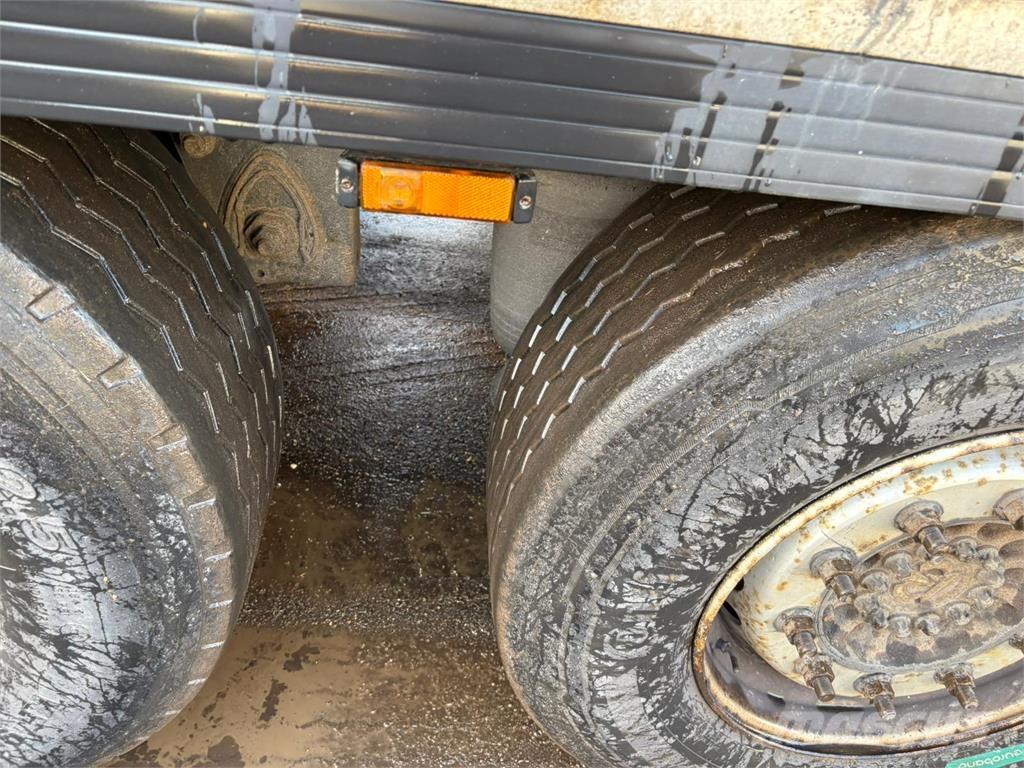 Krone 3aks نصف مقطورات بباب جانبي