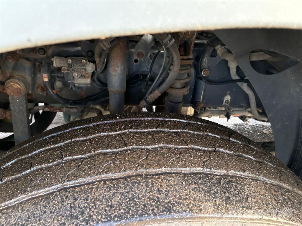 Volvo FL240 شاحنات بغطاء جانبي