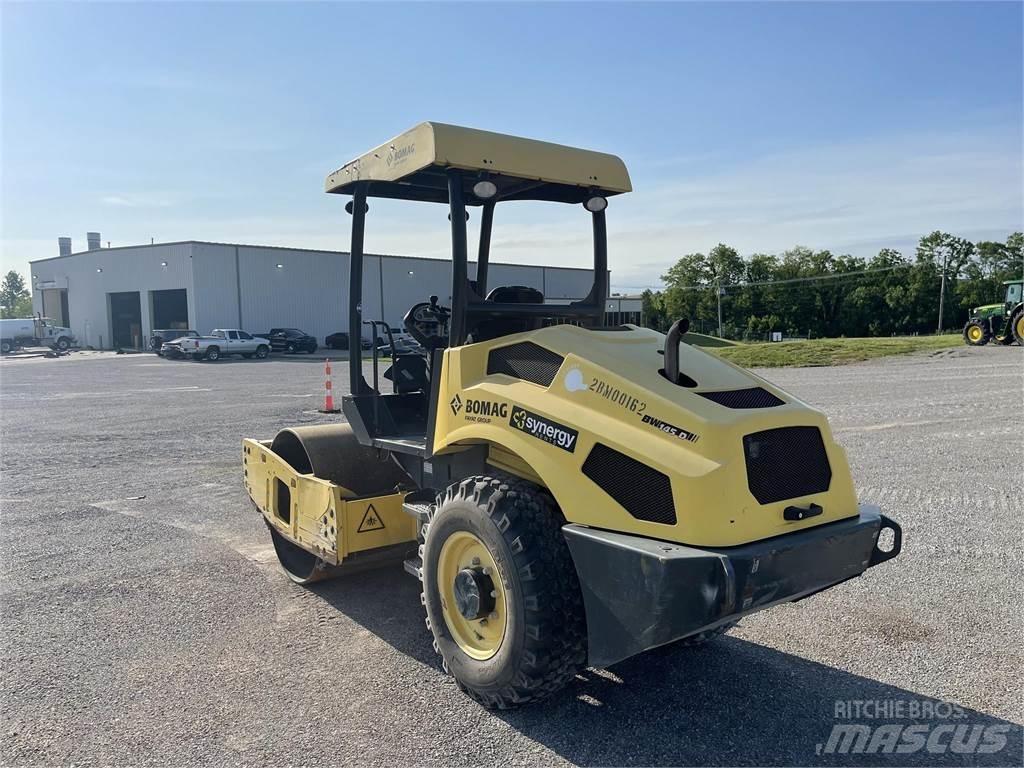 Bomag BW145D-5 مداحل ثنائية الاسطوانة