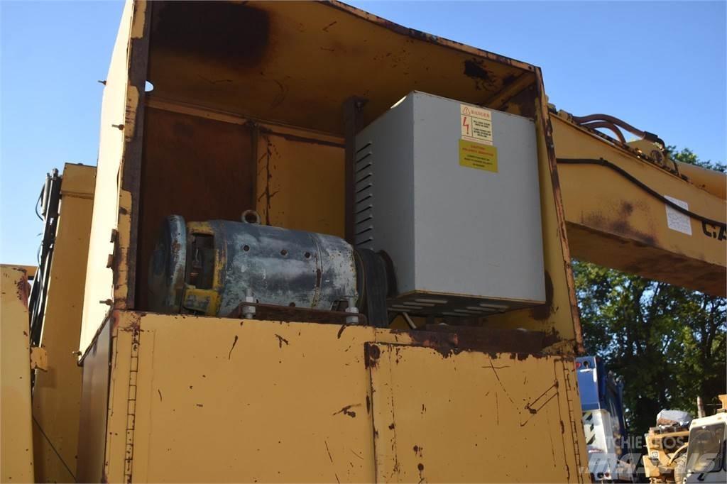 CAT 215B LC حفارات زحافة