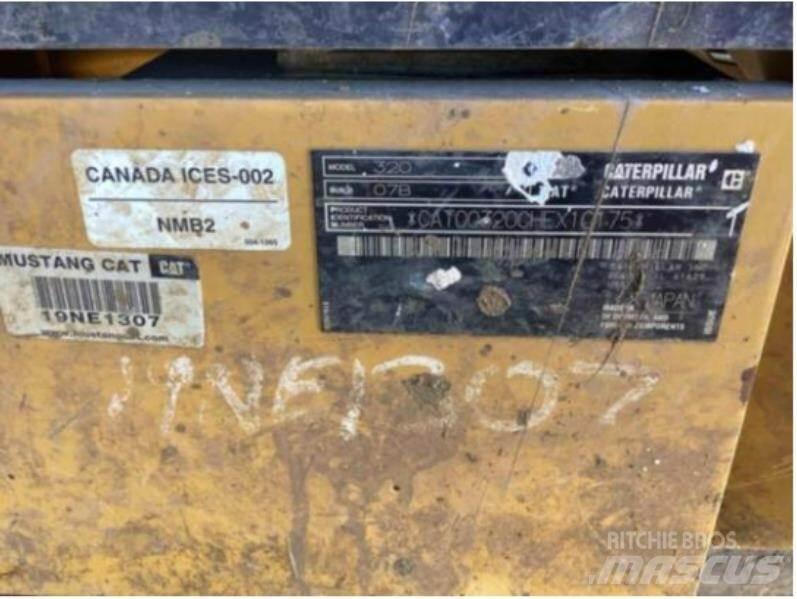 CAT 320 حفارات زحافة