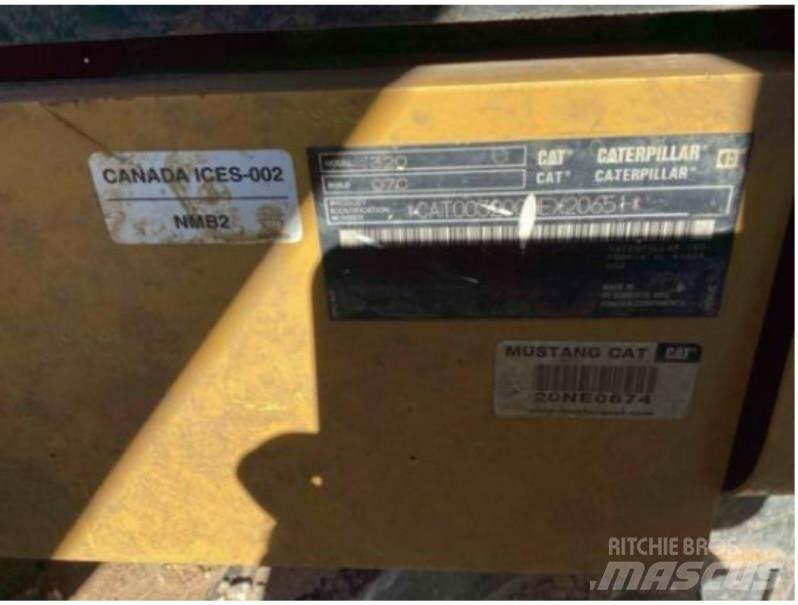 CAT 320 حفارات زحافة