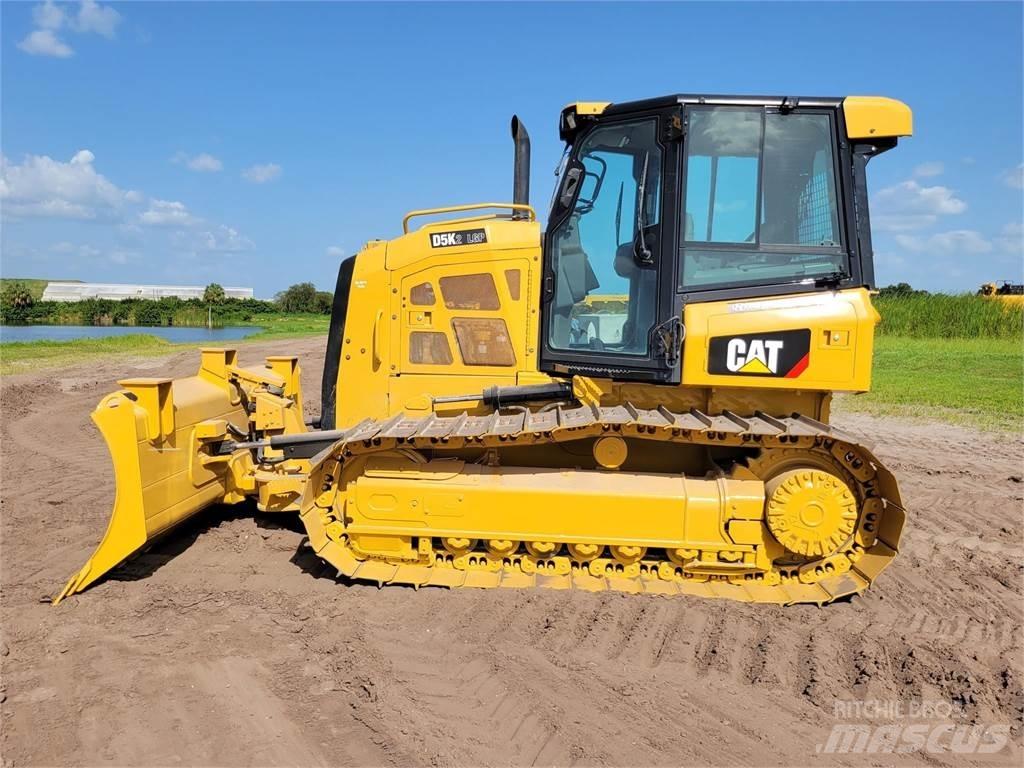 CAT D5K LGP بلدوزرات مجنزرة