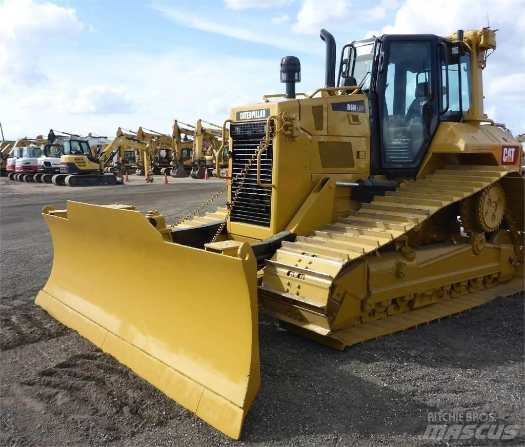 CAT D6N LGP بلدوزرات مجنزرة