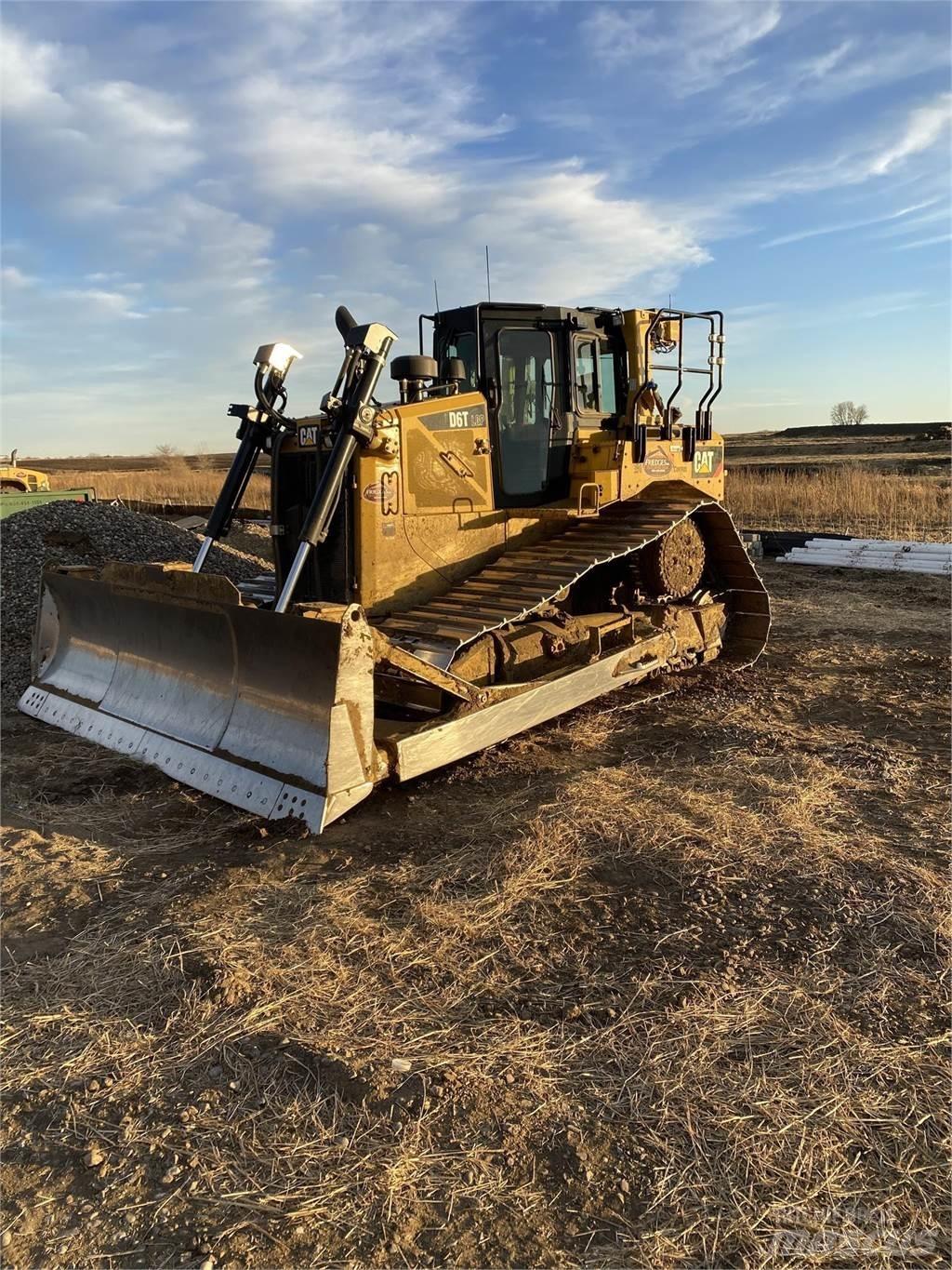 CAT D6T LGP بلدوزرات مجنزرة
