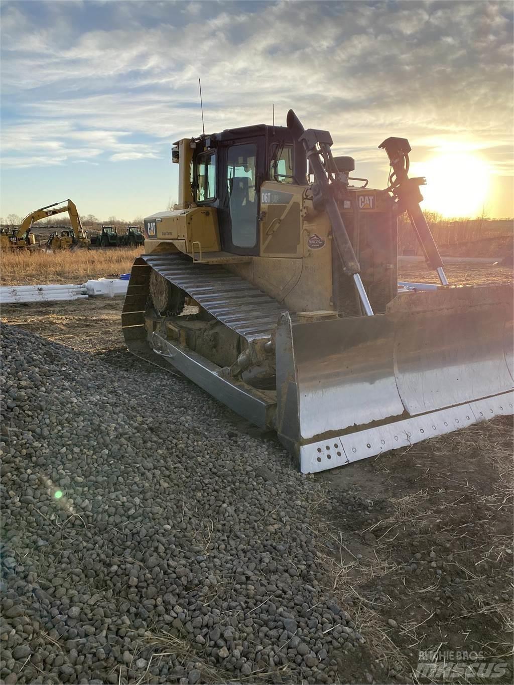 CAT D6T LGP بلدوزرات مجنزرة