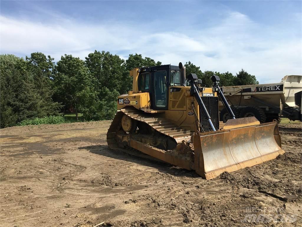 CAT D6T LGP بلدوزرات مجنزرة