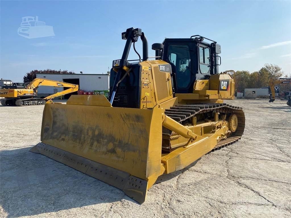 CAT D7E LGP بلدوزرات مجنزرة