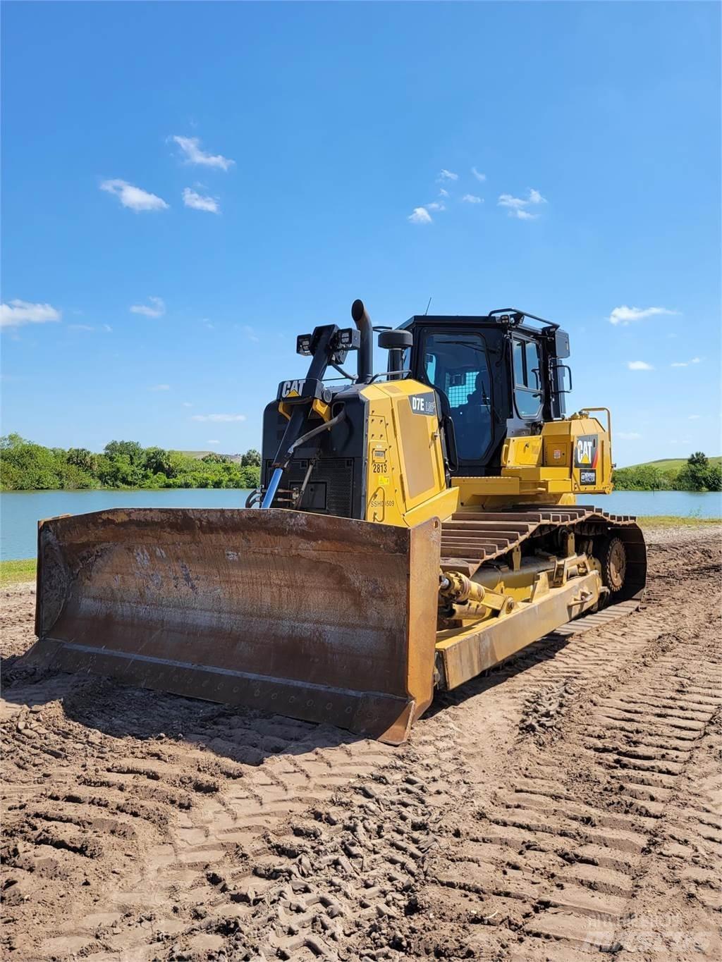 CAT D7E LGP بلدوزرات مجنزرة