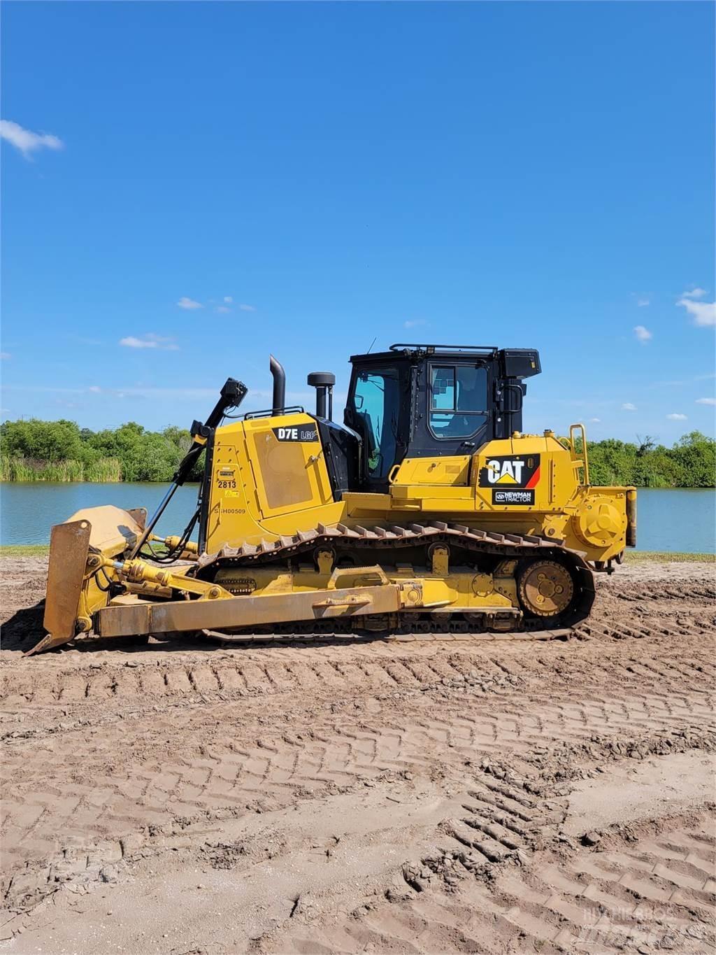 CAT D7E LGP بلدوزرات مجنزرة