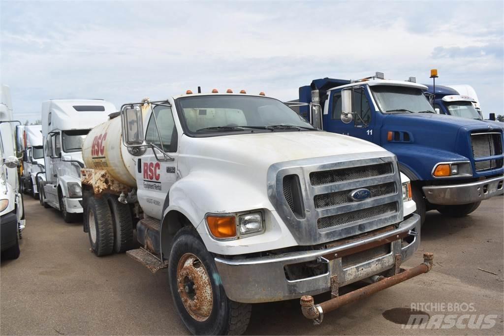 Ford F750 شاحنات ذات صهاريج