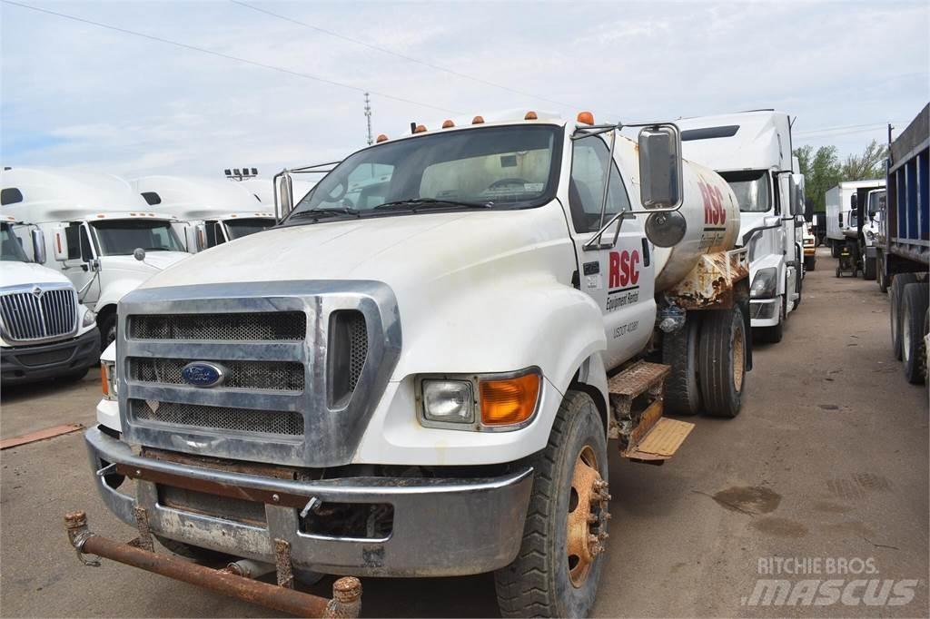 Ford F750 شاحنات ذات صهاريج