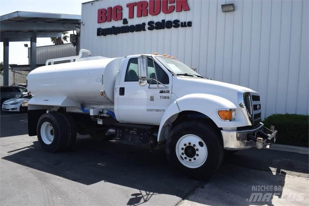 Ford F750 شاحنات ذات صهاريج