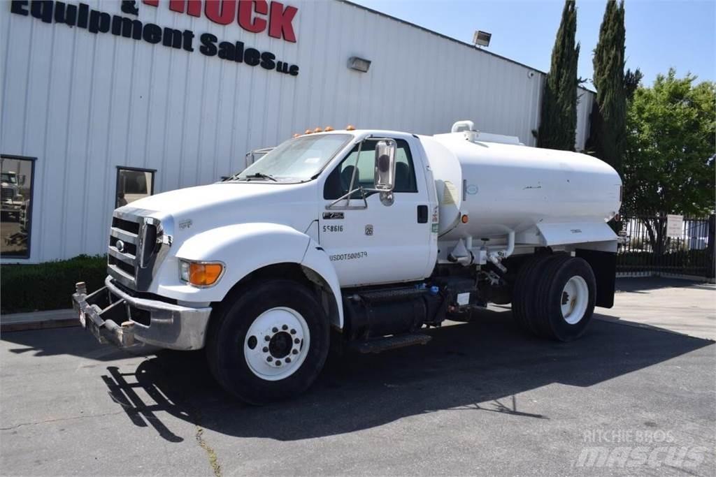 Ford F750 شاحنات ذات صهاريج