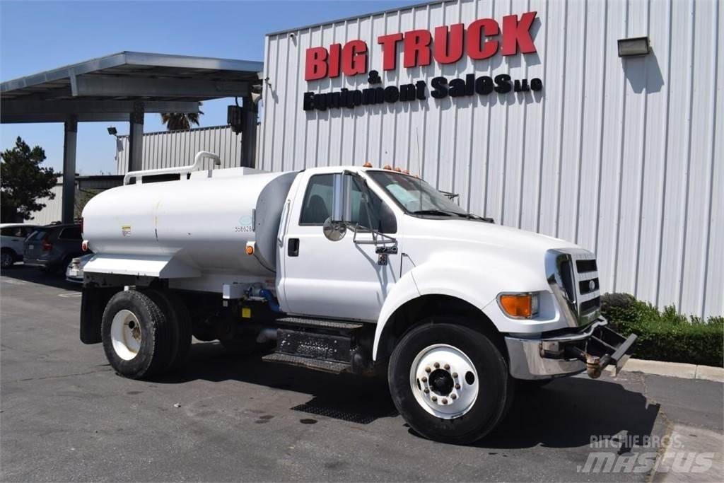 Ford F750 شاحنات ذات صهاريج