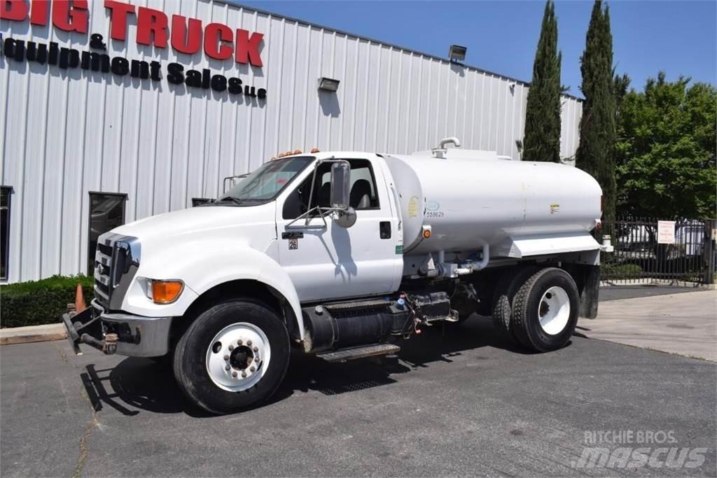 Ford F750 شاحنات ذات صهاريج