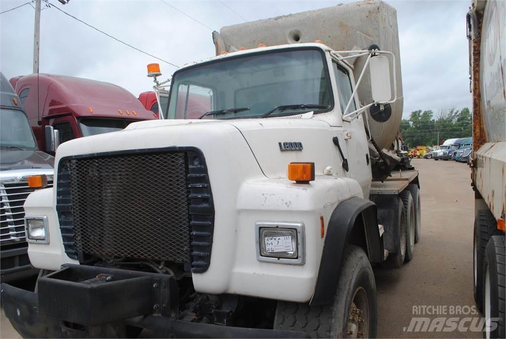 Ford L8000 شاحنات خرسانة