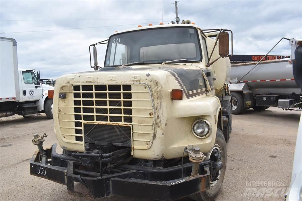 Ford L8000 شاحنات ذات صهاريج