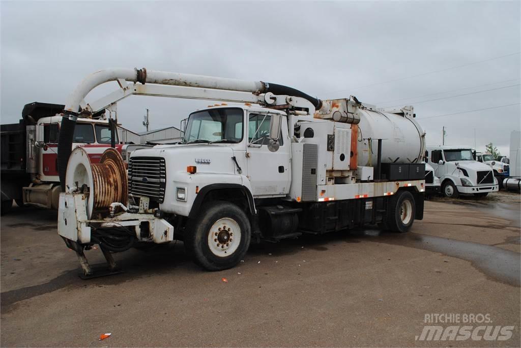 Ford L8000 شاحنات ذات صهاريج