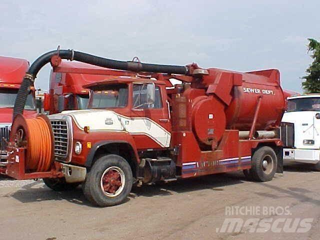 Ford L8000 شاحنات ذات صهاريج