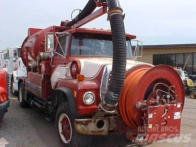 Ford L8000 شاحنات ذات صهاريج